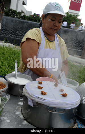 Dame kochen Khao Gaeb Pak Mor (auch bekannt als Reis Haut Knödel) Bangkok Straßenszene, Bangkok, thailand Stockfoto