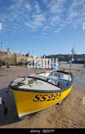 Bunte Boote am Hafenstrand in St. Ives, Cornwall England UK. Stockfoto