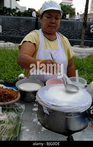 Dame kochen Khao Gaeb Pak Mor (auch bekannt als Reis Haut Knödel) Bangkok Straßenszene, Bangkok, thailand Stockfoto