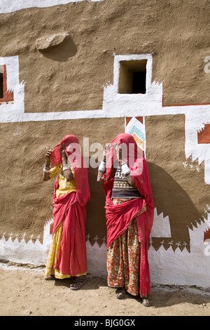 Indische Frauen und traditionelle Haveli (Haus). Khuri Dorf. Rajasthan. Indien Stockfoto