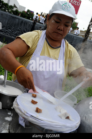 Dame kochen Khao Gaeb Pak Mor (auch bekannt als Reis Haut Knödel) Bangkok Straßenszene, Bangkok, thailand Stockfoto