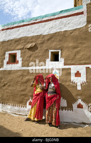 Indische Frauen und traditionelle Haveli (Haus). Khuri Dorf. Rajasthan. Indien Stockfoto