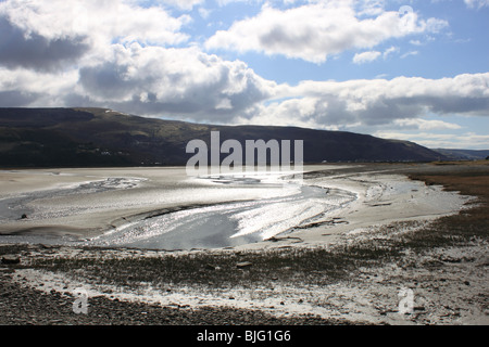 Mawddach Estuary bei Ebbe aus dem Sand dune Nehrung der Fairbourne, Gwynedd, Wales, UK, Europa Stockfoto