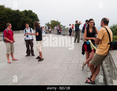 Touristen auf einer Aussichtsterrasse am Parc Mont Royal, Blick über die Skyline der Stadt von Montreal, Quebec, Kanada Stockfoto