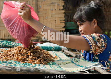 Myanmar Seezigeuner, die nomadische Jäger und Sammler in Südostasien ihre waren auf einem Markt anzeigen Stockfoto