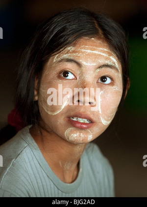 Myanmar-Seezigeuner, die nomadische Jäger und Sammler der Süd-Ost-Asien.  Schöne Frau mit traditioneller Bemalung Stockfoto