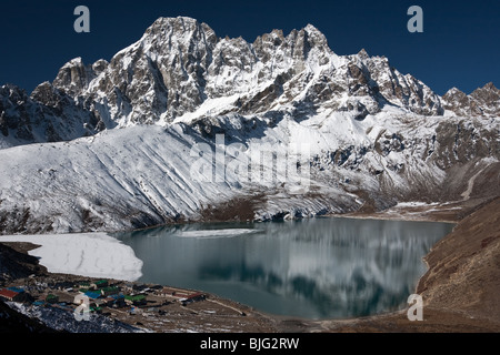 Gokyo Dorf am Morgen, Everest Region, Himalaya, Nepal. Stockfoto