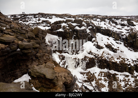 Winterlichen Bedingungen auf Kinder Sturz, einem Wasserfall auf Kinder Scout in Derbyshire Peak district Stockfoto
