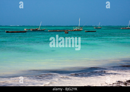 Gruppe der hölzerne Fischerboote verankert in einer Insel der türkisfarbenen Lagune von Sansibar, Tansania. Stockfoto