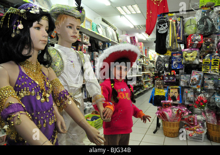 Israel, Purim ein junges Mädchen von 5 versuchen auf Purim Kostüme in einem Spielzeug Shop Model Release verfügbar Stockfoto