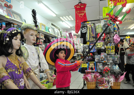 Israel, Purim ein junges Mädchen von 5 versuchen auf Purim Kostüme in einem Spielzeug Shop Model Release verfügbar Stockfoto