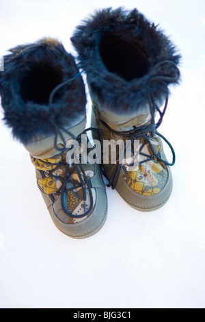 detailliertes Bild der Schneeschuhe auf weiß Stockfoto