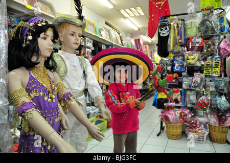 Israel, Purim ein junges Mädchen von 5 versuchen auf Purim Kostüme in einem Spielzeug Shop Model Release verfügbar Stockfoto