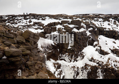 Winterlichen Bedingungen auf Kinder Sturz, einem Wasserfall auf Kinder Scout in Derbyshire Peak district Stockfoto