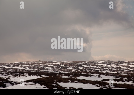 3 entfernten Figuren Int Winter am nördlichen Rand der Kinder Scout in der Peak District National Park, Derbyshire, UK Stockfoto