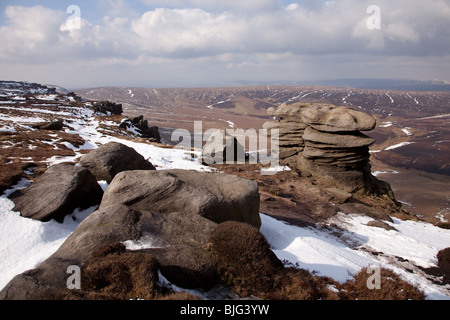 Der Boxhandschuh Steinen am nördlichen Rand der Kinder Scout in der Peak District National Park, UK. Stockfoto