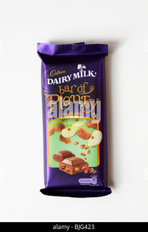 Cadbury Dairy Milk Bar von viel Schokolade - Karamell Apfel auf weißem Hintergrund Stockfoto