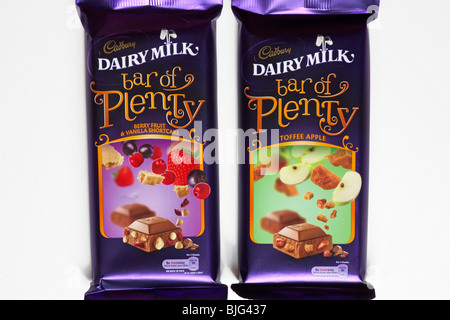 Zwei Cadbury Dairy Milk Bar von viel Schokolade - Toffee Apple und Berry Obst & Vanille Shortcake auf weißem Hintergrund Stockfoto