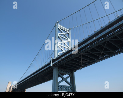 Die hoch aufragenden Benjamin Franklin Bridge in Philadelphia Pennsylvania. Stockfoto