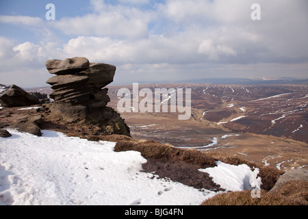 Mit Blick auf Bleaklow von den Boxhandschuh Steinen am nördlichen Rand der Kinder Scout in der Peak District National Park, UK. Stockfoto