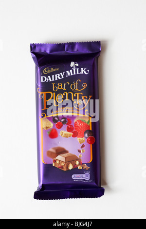 Cadbury Dairy Milk Bar von viel Schokolade-Berry Obst & Vanille Shortcake isoliert auf weißem Hintergrund Stockfoto