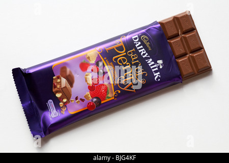 Geöffnet Cadbury Dairy Milk Bar von viel Schokolade-Berry Obst & Vanille Shortcake isoliert auf weißem Hintergrund Stockfoto