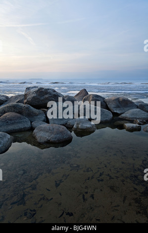 Schmelzendes Eis und Felsen am Lake Simcoe Stockfoto