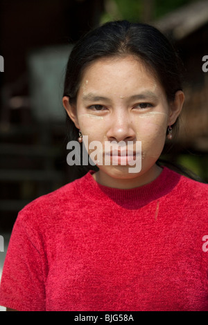 Myanmar Seezigeuner, die nomadische Jäger und Sammler in Südostasien, hier dargestellt ist eine Dame mit der traditionellen Bemalung Stockfoto