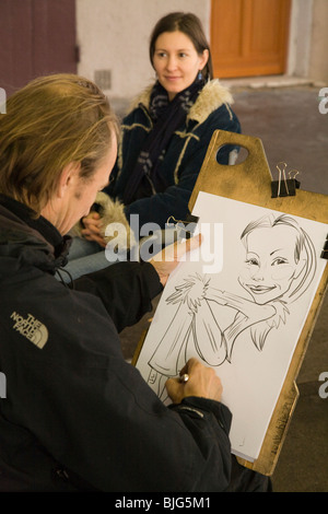 Mädchen mit ihrem Porträt gezeichnet von einem Künstler in Antibes, Provence, Frankreich Stockfoto