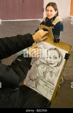 Mädchen mit ihrem Porträt gezeichnet von einem Künstler in Antibes, Provence, Frankreich Stockfoto