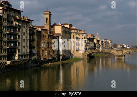 Florenz, Toskana, Italien. Der Fluss Arno mit Blick auf die Kuppel von der Chiesa di San Frediano in Cresello von der Ponte Vecchio Stockfoto