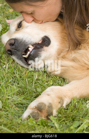 Mädchen küssen golden Retriever, Slowenien Stockfoto