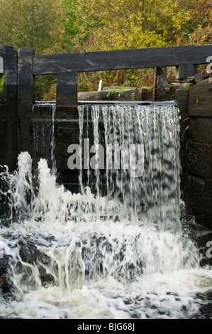 Wasserkaskaden durch "Überlauf" Tore einer Sperre auf der Rochdale Kanal, Yorkshire, Großbritannien. Stockfoto