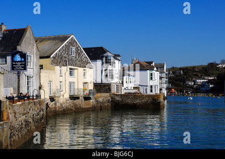 am Flussufer Eigenschaften in Fowey in Cornwall, Großbritannien Stockfoto