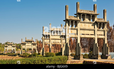 Eine Reihe von alten Steinbögen in einem ländlichen chinesischen Dorf. Stockfoto