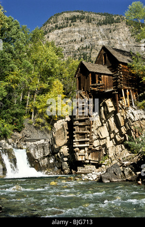 Crystal River fließt vorbei an den Crystal-Mühle, die Überreste einer 1880er Jahren macht Kraftwerk in der Nähe von Marmor Colorado USA Stockfoto