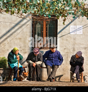 4 Chinesen ältere sitzen und plaudern, Xitang, Zhejiang, China Stockfoto