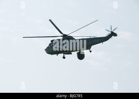 Ein Royal Navy Westland Sea King ASaC fliegt vorbei an das Besucherzentrum an RNAS Culdrose Stockfoto