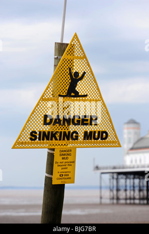 Gesamtansicht des Strandes am Weston-Super-Mare mit Grand Pier und Schlamm Warnschild UK Stockfoto