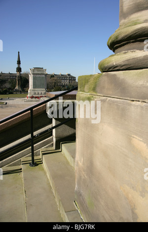 Stadt von Birkenhead, England. Schritte des ehemaligen Birkenhead Town Hall, jetzt das Wirral Museum. Stockfoto