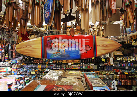 HOLZMODELL SURFBOARDS IM MARKT STALL HAWAII HORIZONTALE BDB GESCHNITZT Stockfoto