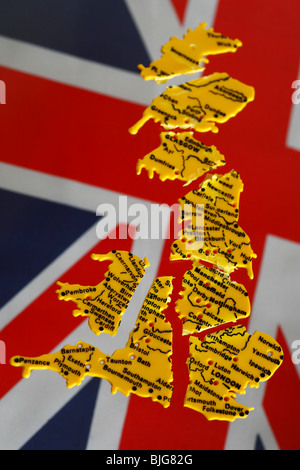 Gebrochene Großbritannien. Ein Kunststoff-Schablone von Großbritannien vor dem Hintergrund der Union Jack Flagge aufgebrochen. Stockfoto