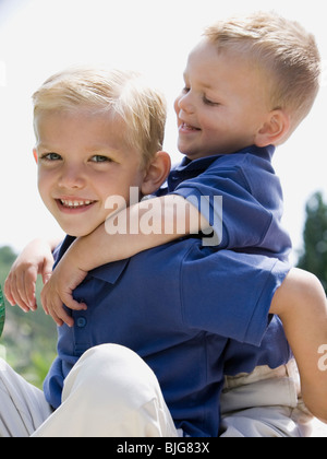 zwei kleine Jungs in blauen Hemden Stockfoto