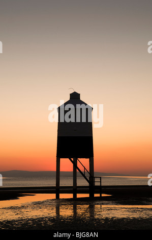 Die Low-Leuchtturm, Leuchtturm auf Beinen, bei Sonnenuntergang am Burnham am Meeresstrand in Somerset, Großbritannien Stockfoto