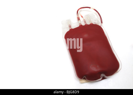 Gefüllte Blutbeutel auf weißem Hintergrund. Spenden-Konzept Stockfoto