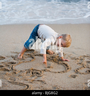 Jungen spielen im sand Stockfoto