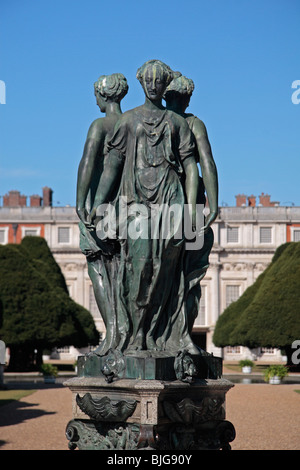 Statue in den Osten Gärten des Hampton Court Palace, Richmond Upon Thames, England. Stockfoto