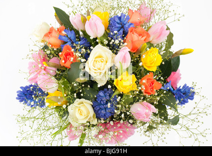 Frühling Gesteck in Vase mit Rosen, Tulpen, Hyazinthen, Narzissen und grüne Blätter Stockfoto