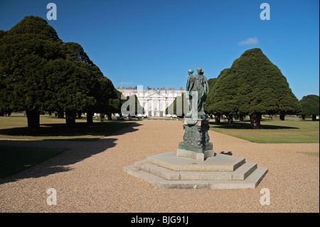 Blick vorbei an eine Statue in der Ost-Gärten in Richtung der East Front des Hampton Court Palace, Richmond nach Themse, England. Stockfoto