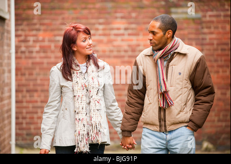 Junge interracial paar walking und Lächeln verliebt. VOLL-MODELL VERÖFFENTLICHT Stockfoto